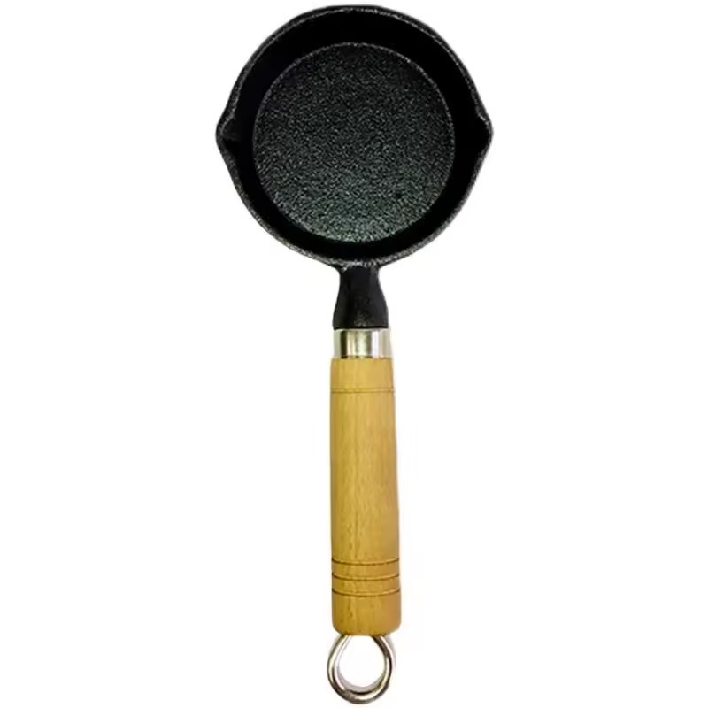 Met olie bespatte noedels lepel hete pot mini gietijzeren gekookte olie met olie besmeurde kleine ijzeren pot